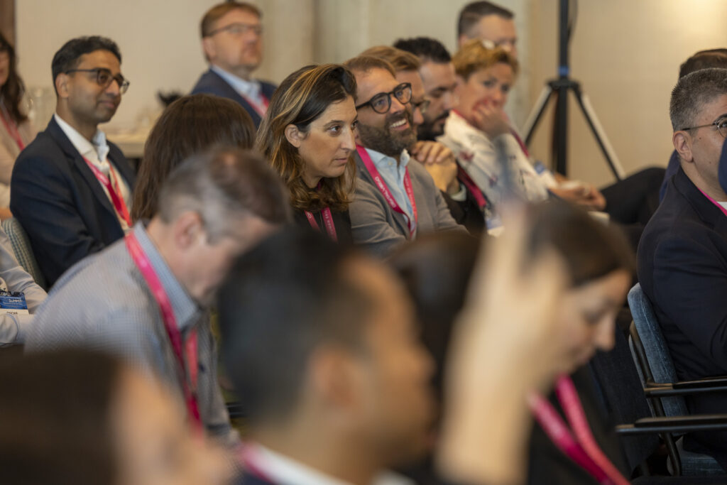 Líderes de la industria y socios del ecosistema móvil intercambiando ideas en el MEF Global Carrier Billing & Mobile Payments Summit 2026 en Ámsterdam.