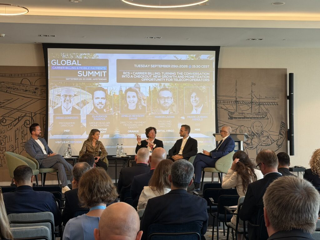 Marcin Laciak de Digital Virgo en el escenario con Claudio Di Padova, Amelia Newsom-Davis, Frank-Jurgen Arnold y Diego Conforti en un panel sobre RCS, Carrier Billing y nuevas oportunidades de ingresos para las telcos en MEF GCB 2026 en Ámsterdam.