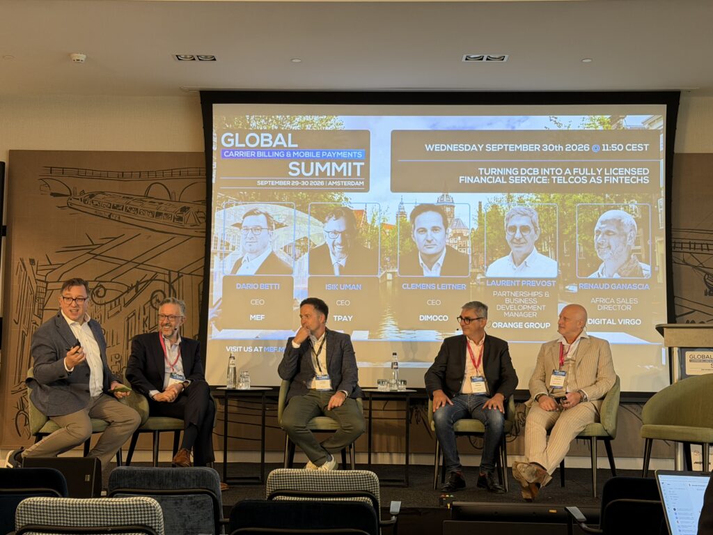 Renaud Ganascia de Digital Virgo en el escenario con Dario Betti, Isik Uman, Clemens Leitner y Laurent Prevost en un panel sobre la convergencia de DCB, Mobile Money y los servicios financieros regulados en MEF GCB 2026 en Ámsterdam.