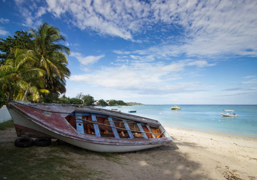 mauritius-island a boat on the beach at Maurice